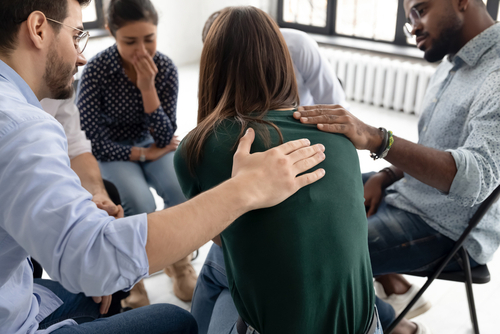 people in a circle for alcohol detox therapy